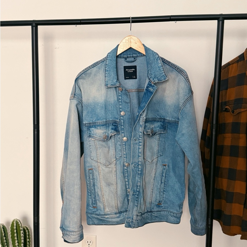 Abercrombie & Fitch Light Wash Denim Jacket - Picture 3 of 6